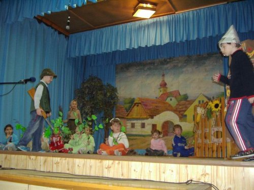 Hraje celá dědina aneb S veselou myslí na nesmysly. - 18.3.2006